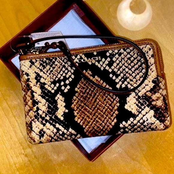 🖤Coach RARE🐍 Snake skin Wristlet/Clutch🖤NEVER USED 🖤 - Picture 2 of 6